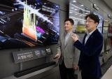 Youngtae Kim (left) and Sunmin Kim introduce the innovative sound technologies of the 2020 QLED 8K TV range